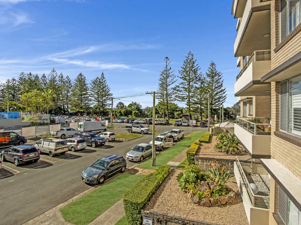 82 The Esplanade, Burleigh Heads - Thumbnail 3