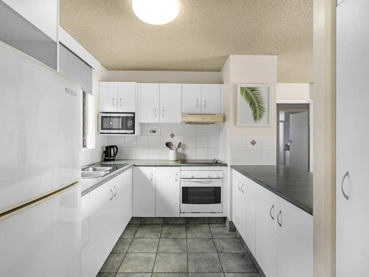 82 The Esplanade, Burleigh Heads - Thumbnail 4