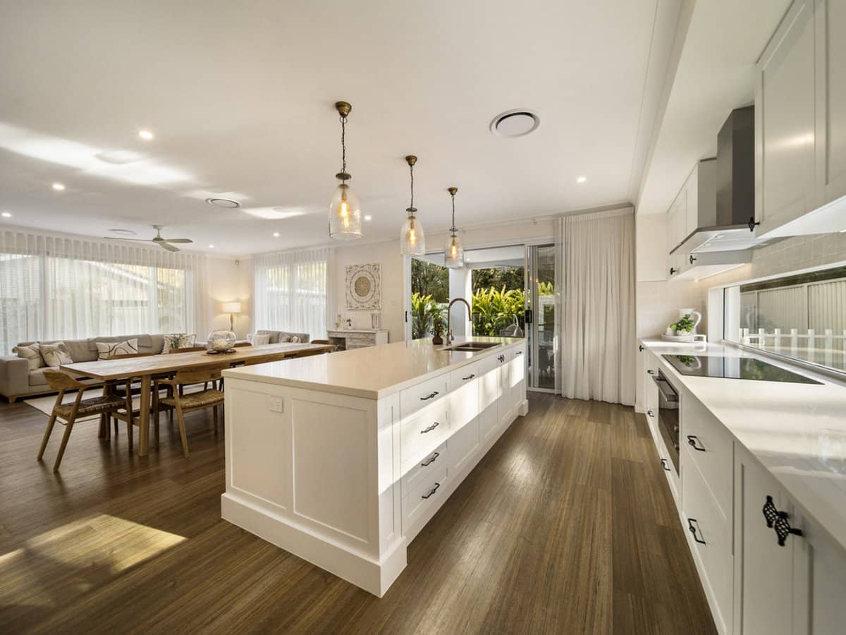 134 Acanthus Avenue, BURLEIGH WATERS - Thumbnail 2