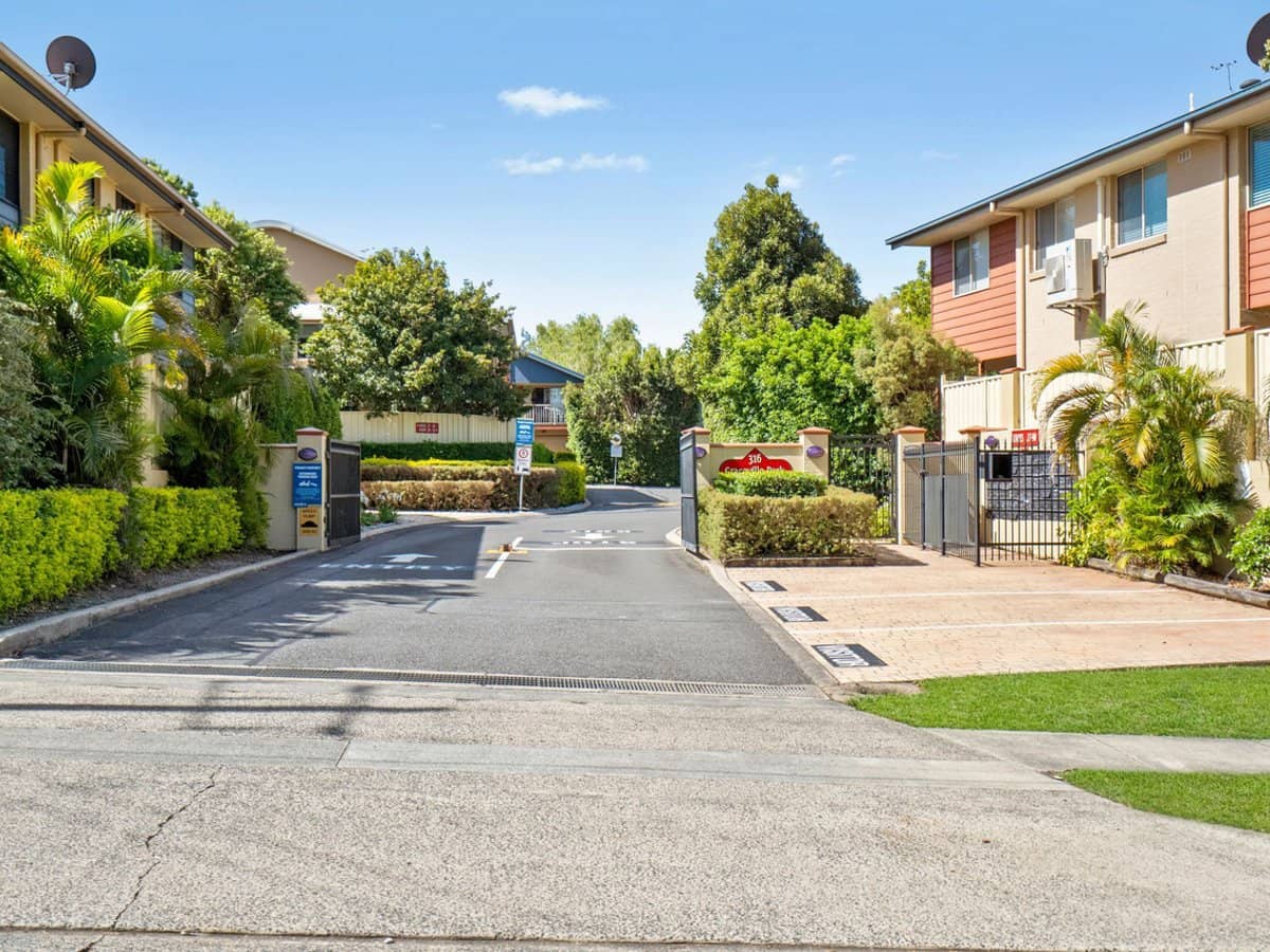 316 Long Street East, Graceville - Thumbnail 24