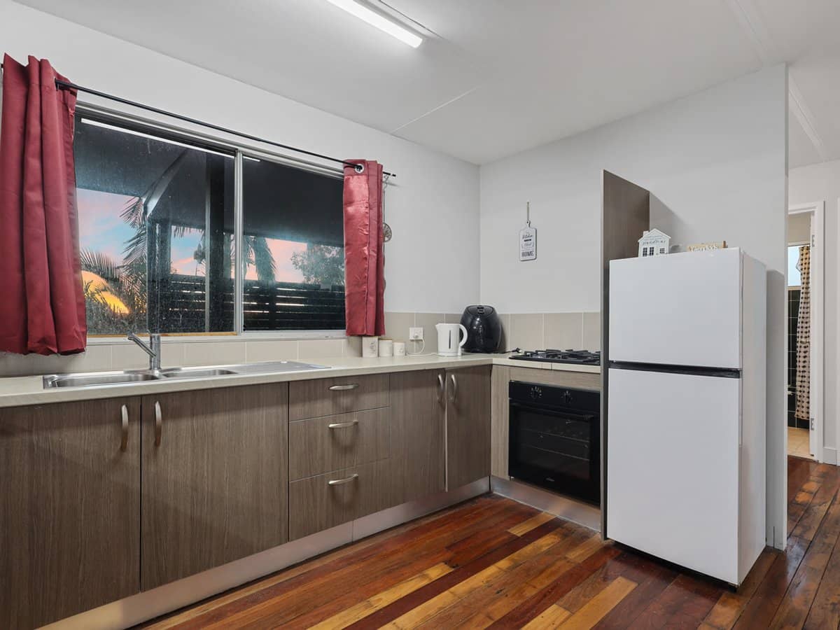 27 Gillian Street, BEACHMERE - Thumbnail 4