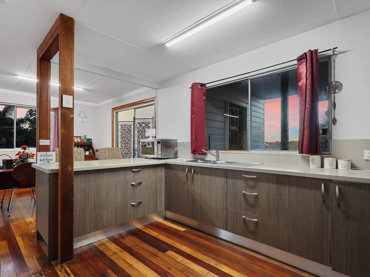 27 Gillian Street, BEACHMERE - Thumbnail 7