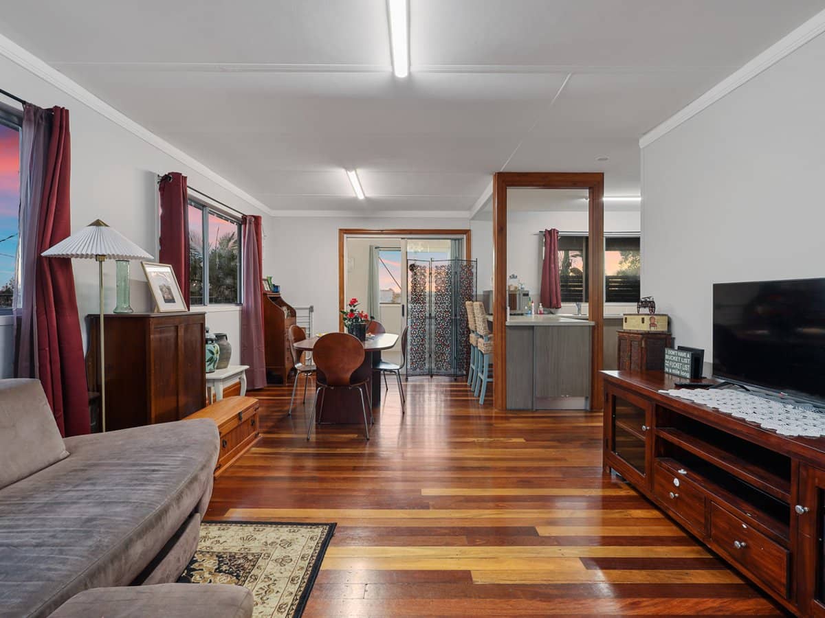 27 Gillian Street, BEACHMERE - Thumbnail 8