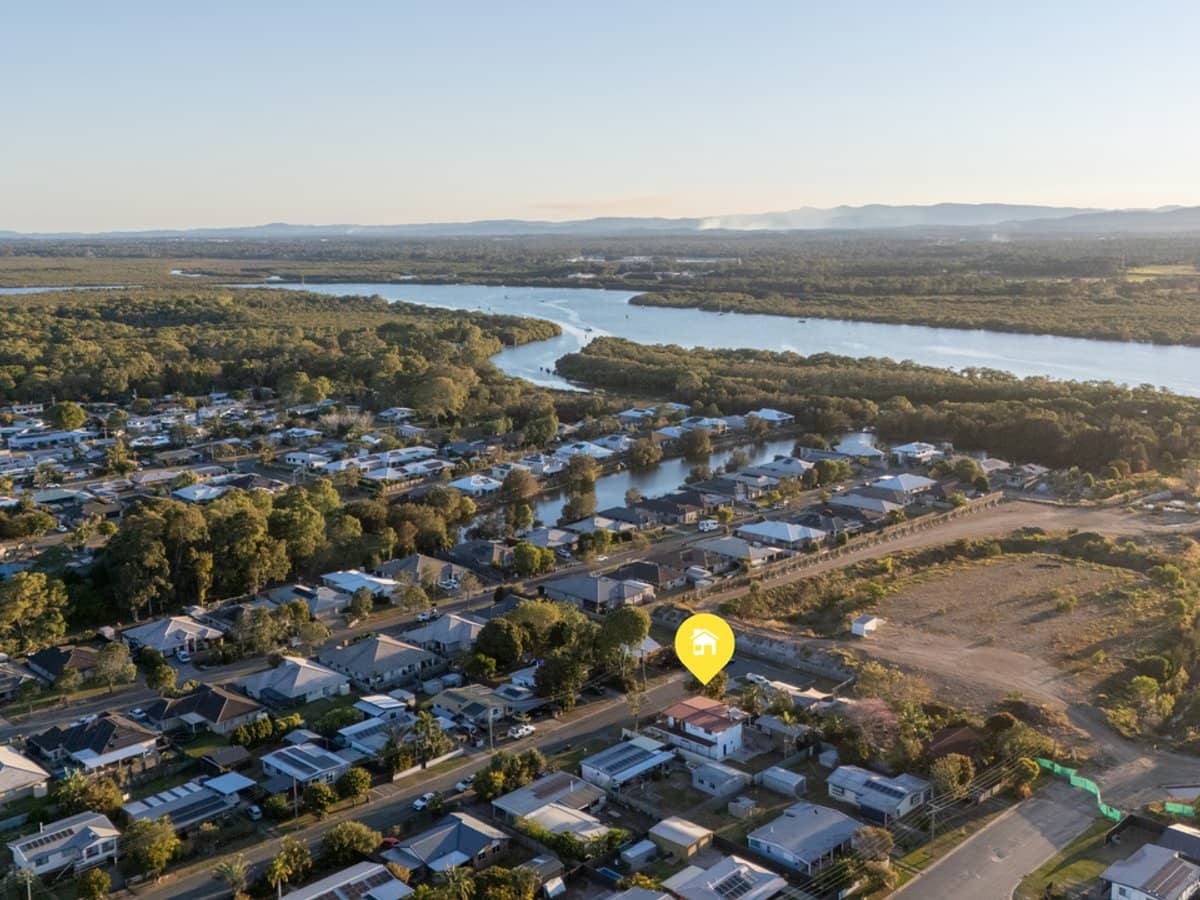 27 Gillian Street, BEACHMERE - Thumbnail 21