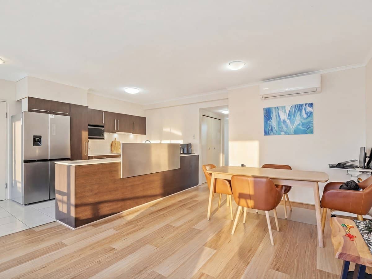 12 Executive Drive, BURLEIGH WATERS - Thumbnail 1