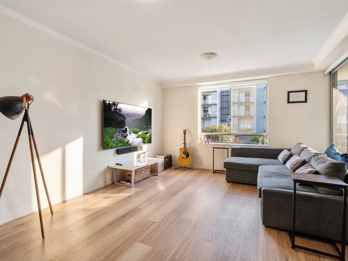 12 Executive Drive, BURLEIGH WATERS - Thumbnail 2