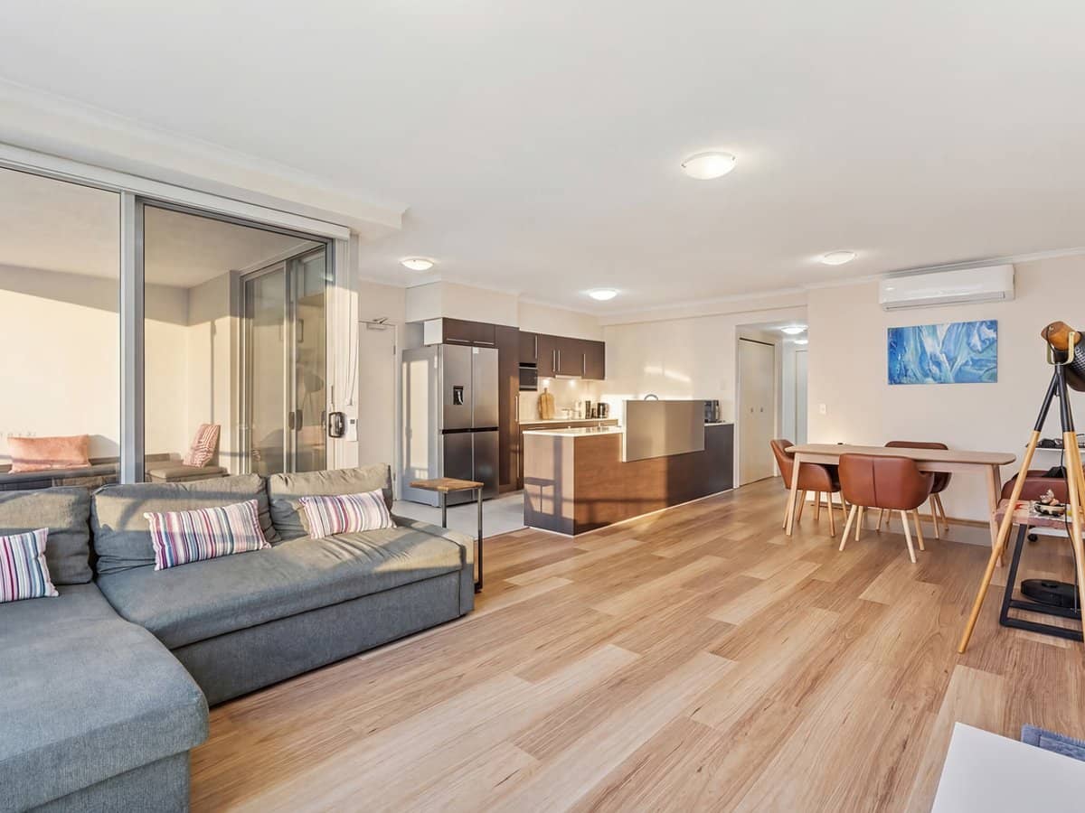 12 Executive Drive, BURLEIGH WATERS - Thumbnail 3