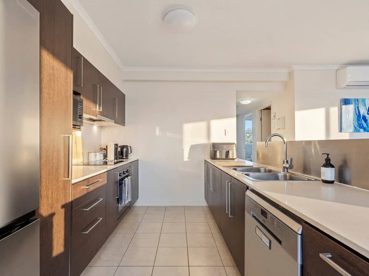 12 Executive Drive, BURLEIGH WATERS - Thumbnail 5