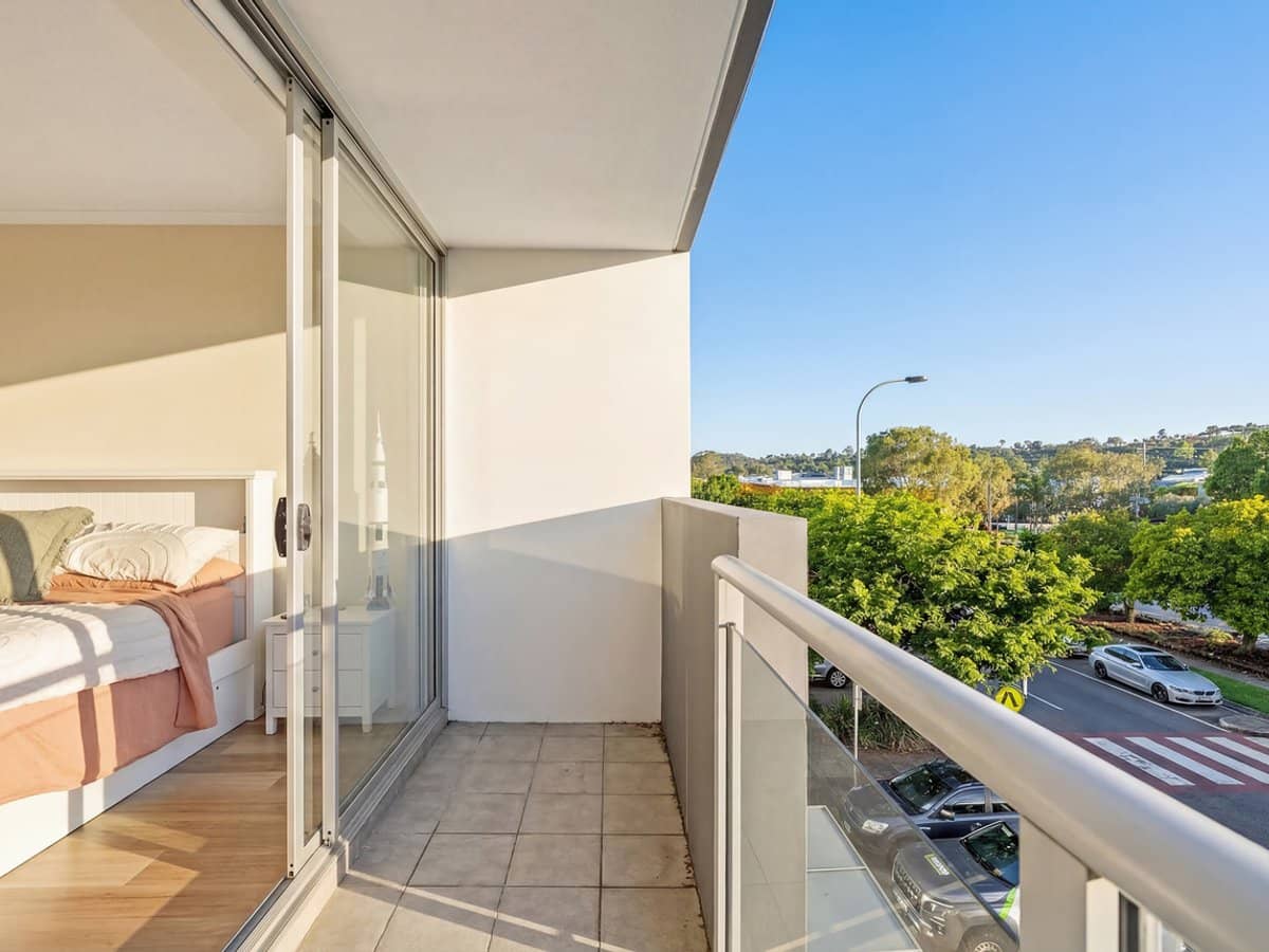 12 Executive Drive, BURLEIGH WATERS - Thumbnail 9