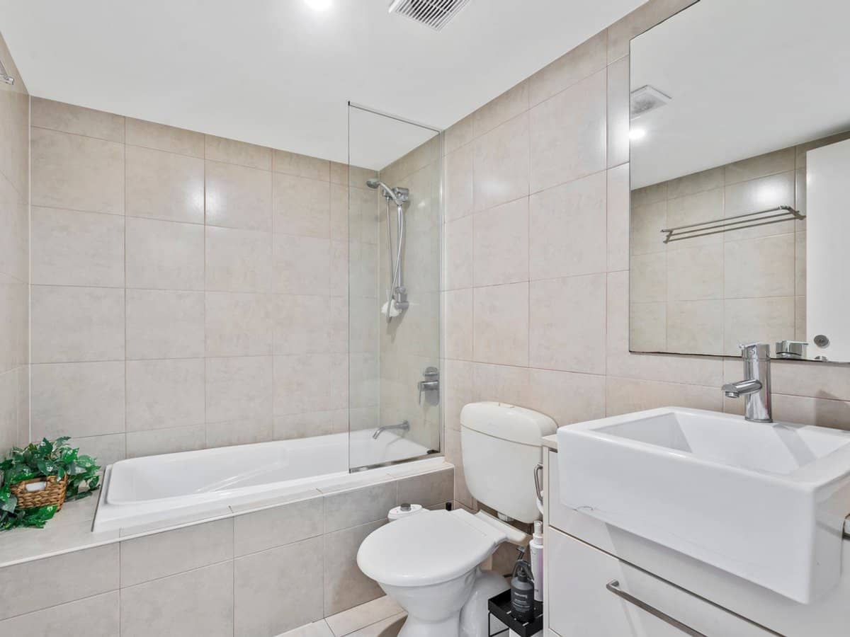 12 Executive Drive, BURLEIGH WATERS - Thumbnail 12