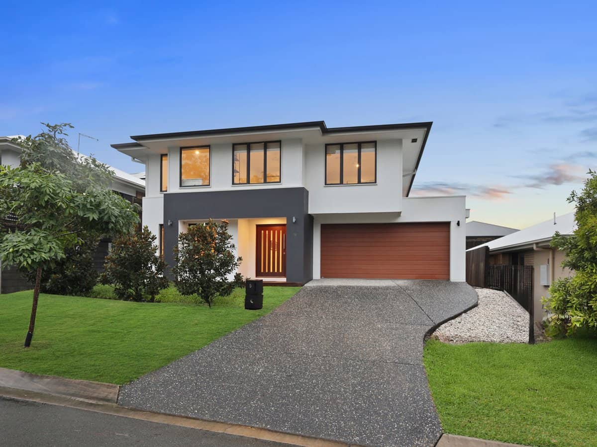 9 April Crescent, BRIDGEMAN DOWNS - Thumbnail 1