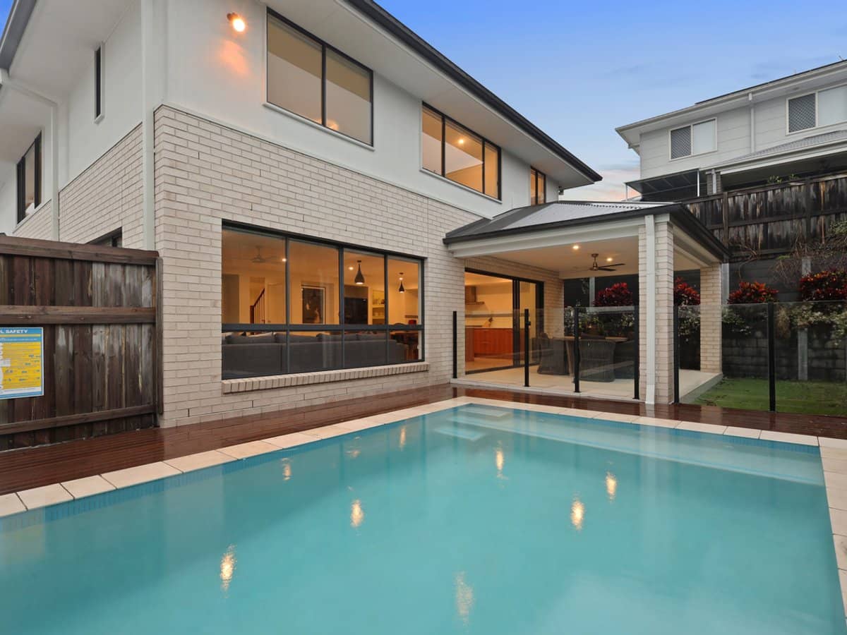 9 April Crescent, BRIDGEMAN DOWNS - Thumbnail 2