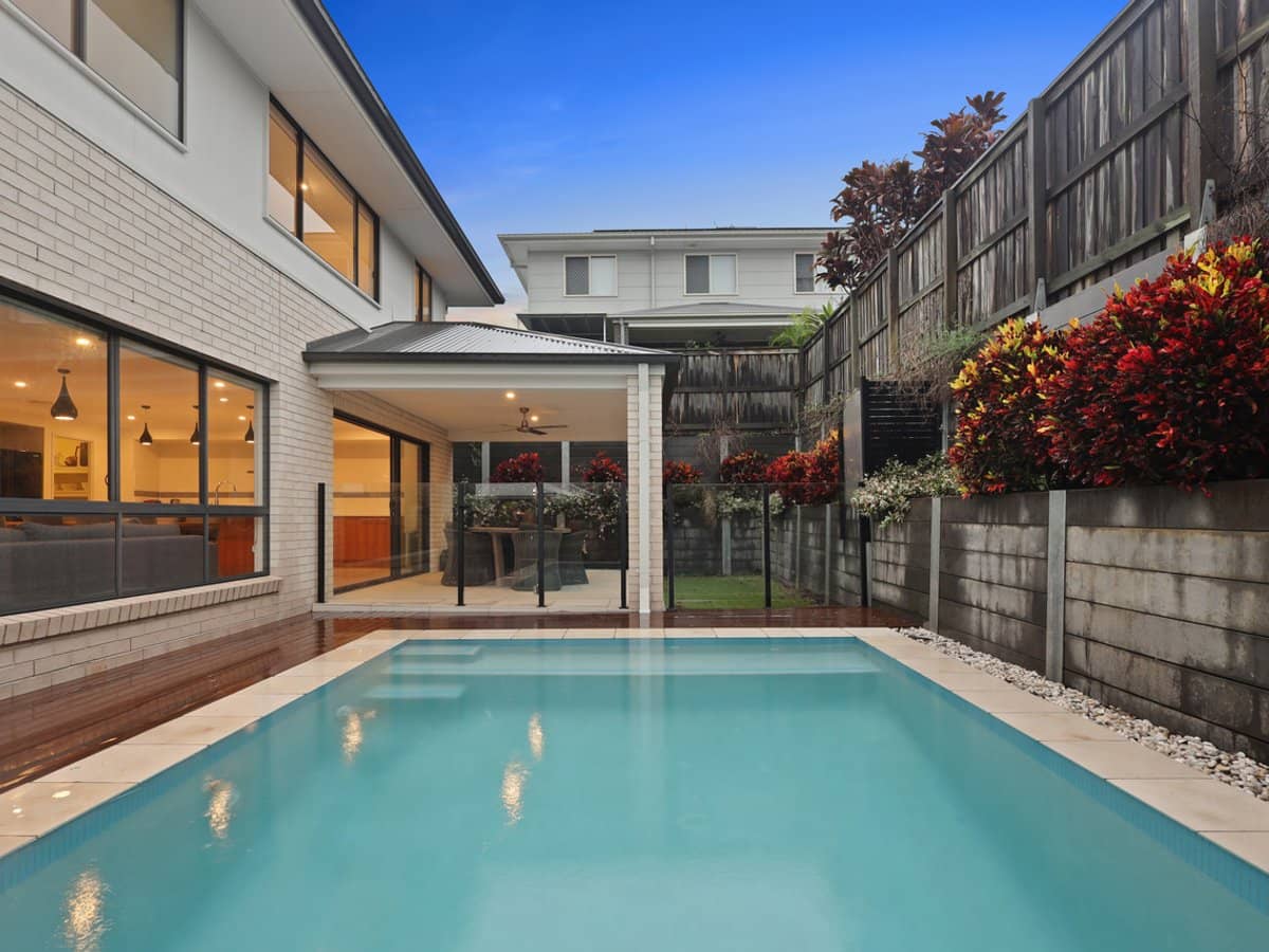 9 April Crescent, BRIDGEMAN DOWNS - Thumbnail 3