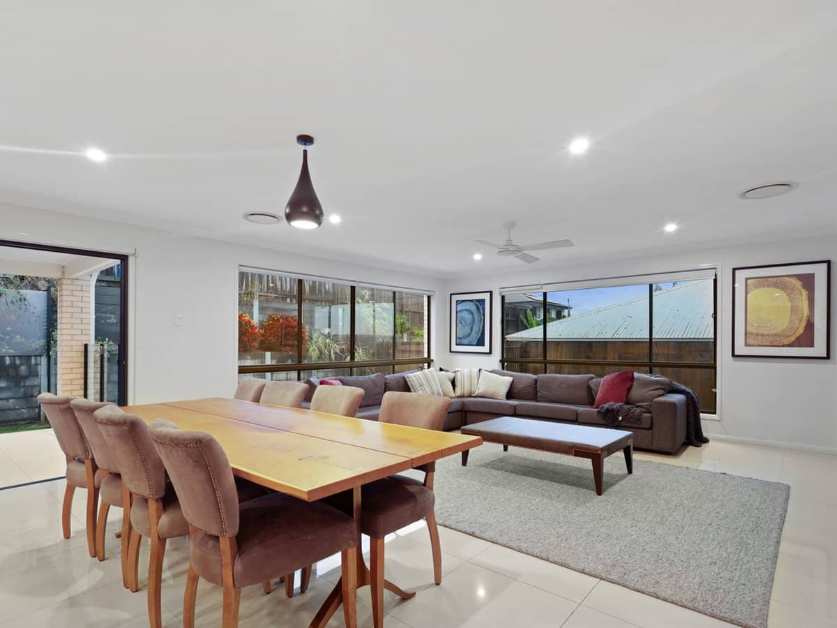 9 April Crescent, BRIDGEMAN DOWNS - Thumbnail 4