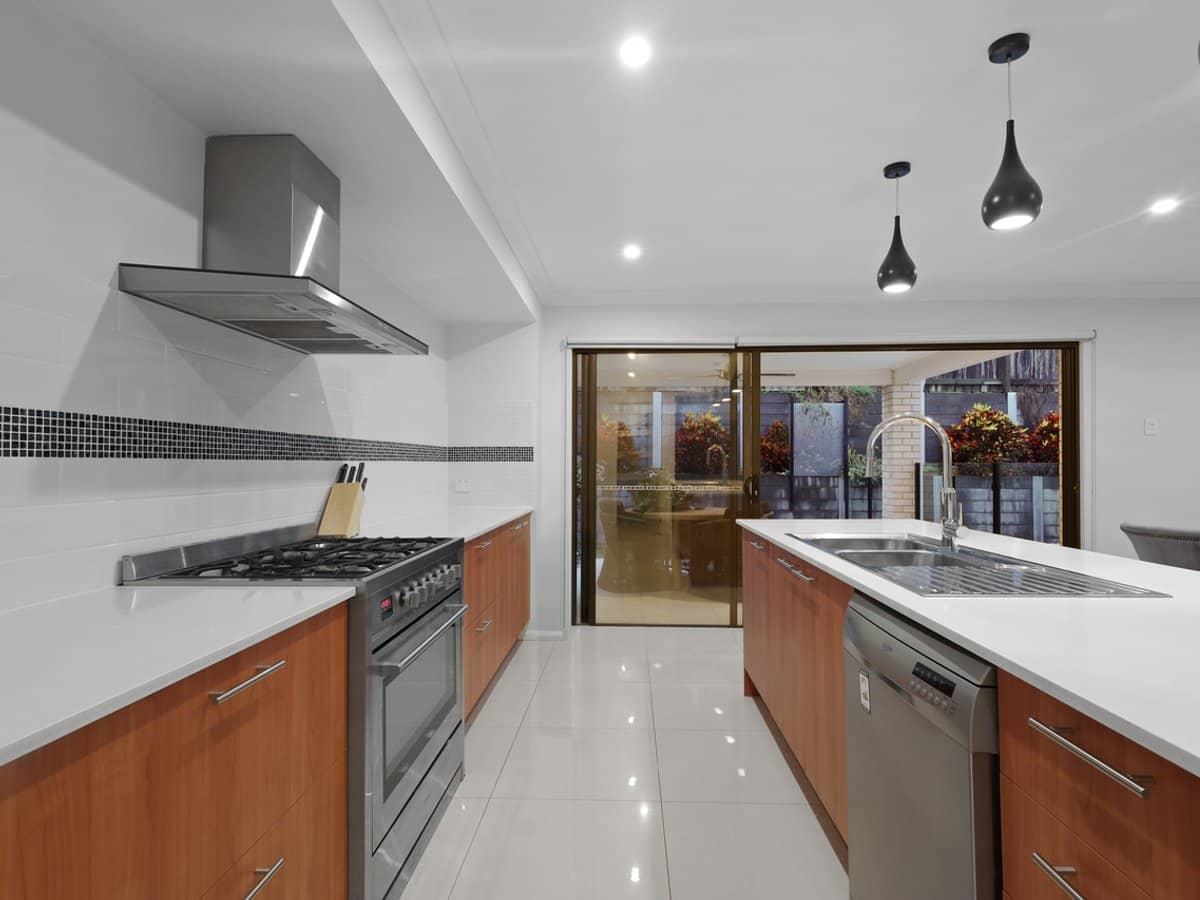 9 April Crescent, BRIDGEMAN DOWNS - Thumbnail 7