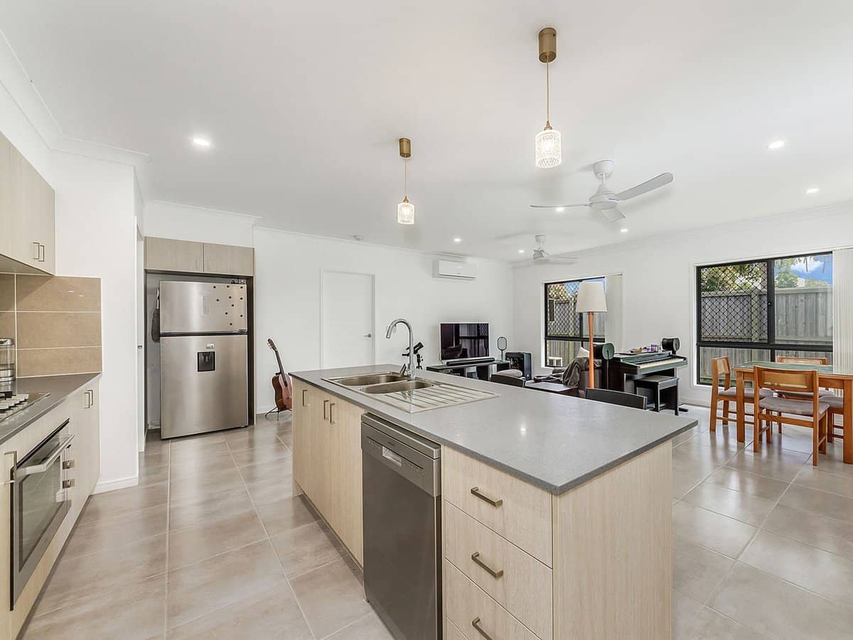 116-118 Oakey Flat Road, MORAYFIELD - Thumbnail 3