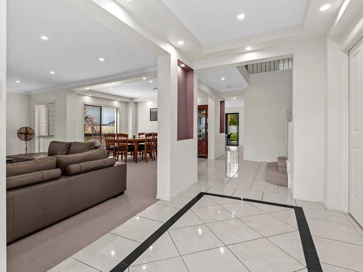 12 Trequanda Place, BRIDGEMAN DOWNS - Thumbnail 5