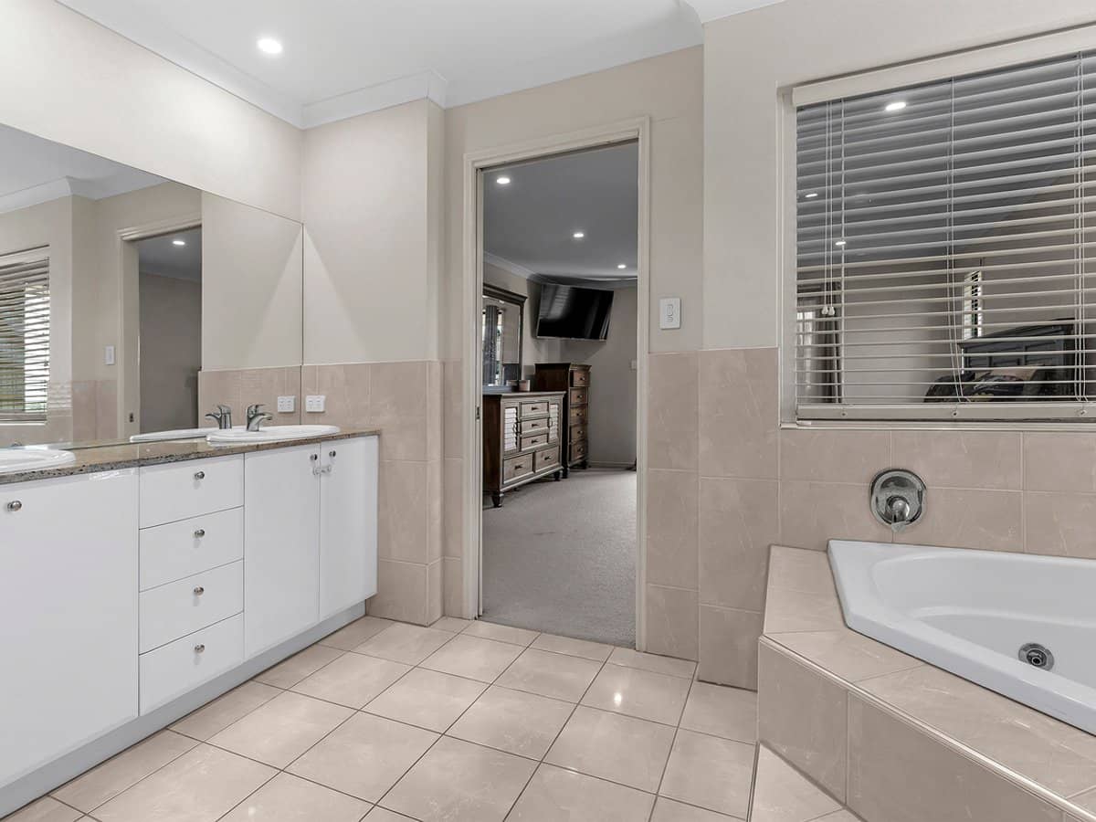 12 Trequanda Place, BRIDGEMAN DOWNS - Thumbnail 12