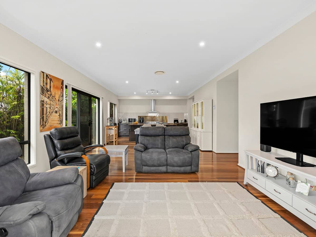 6 Scholard Crescent, BRIDGEMAN DOWNS - Thumbnail 2