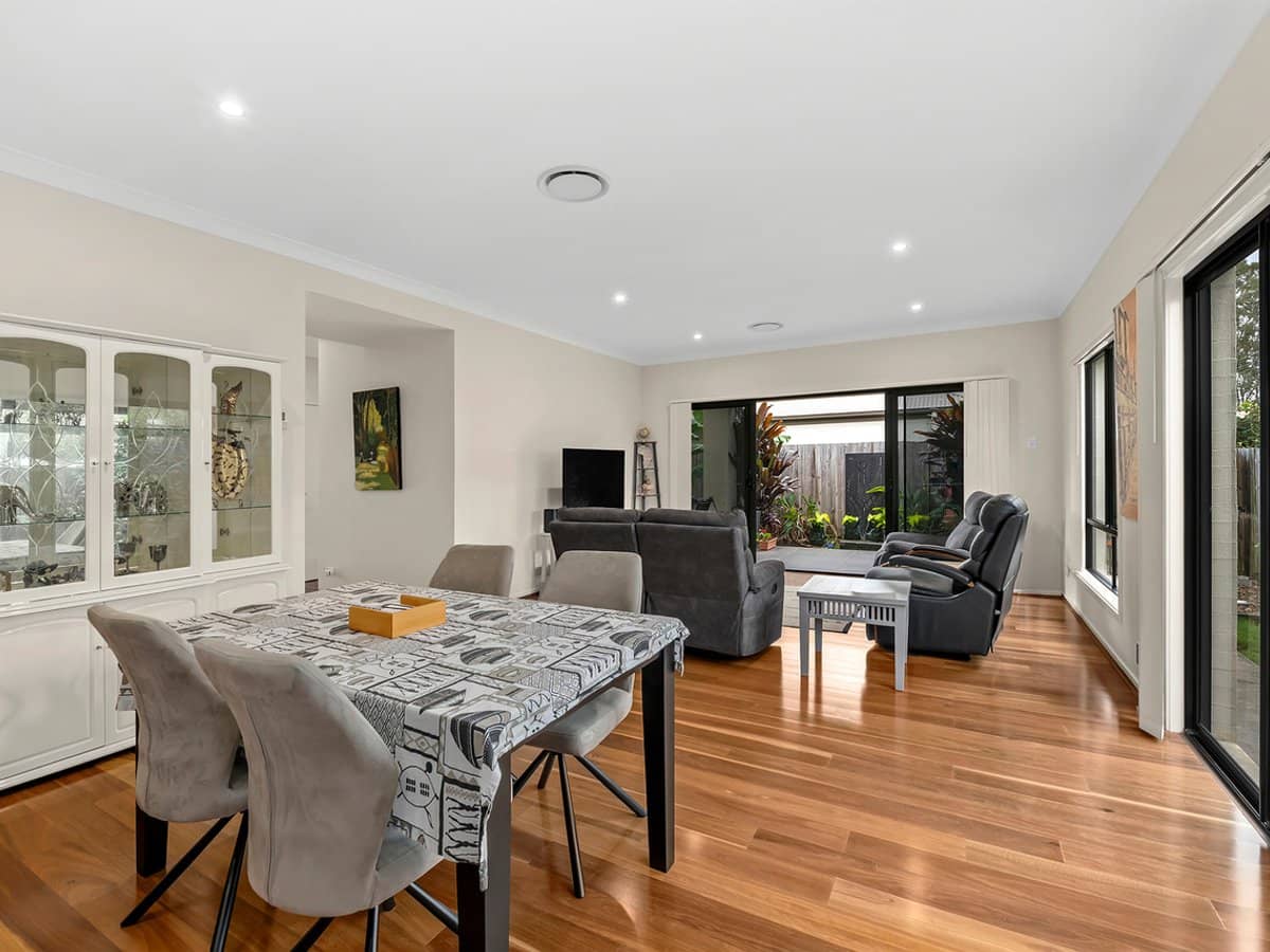 6 Scholard Crescent, BRIDGEMAN DOWNS - Thumbnail 3