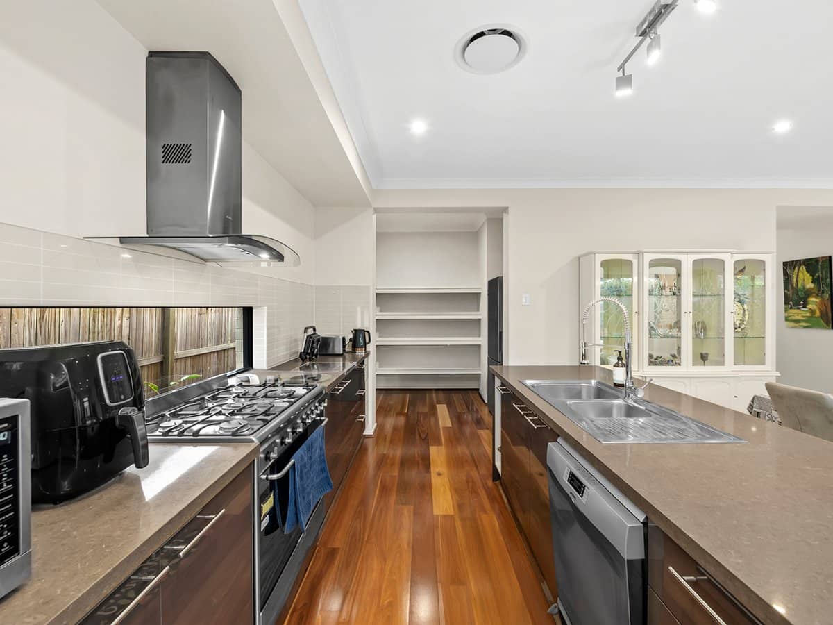 6 Scholard Crescent, BRIDGEMAN DOWNS - Thumbnail 6