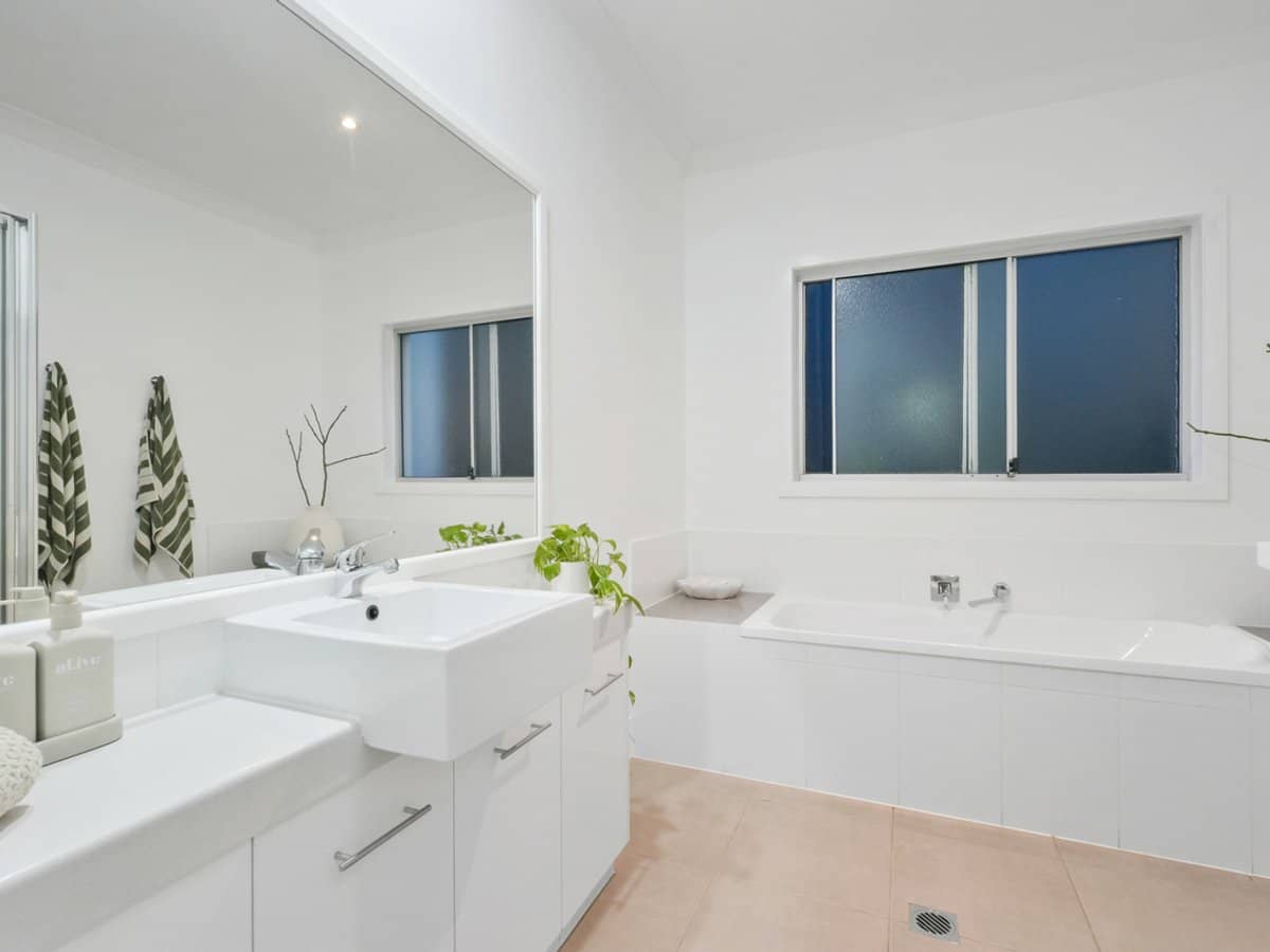 9 Emerson Drive, BONOGIN - Thumbnail 18