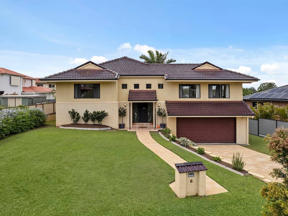 6 Waterford Place, BRIDGEMAN DOWNS - Thumbnail 1