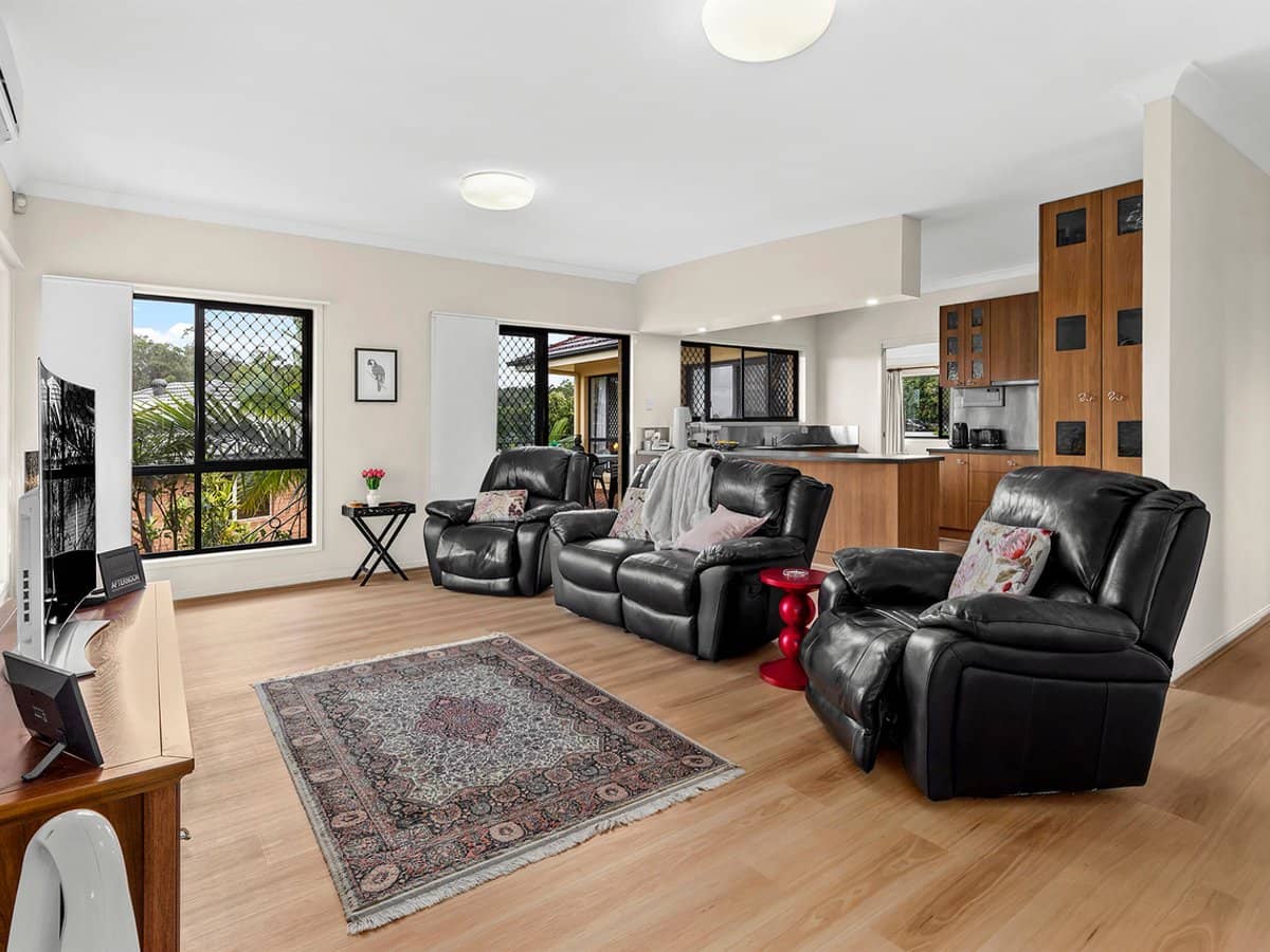 6 Waterford Place, BRIDGEMAN DOWNS - Thumbnail 2