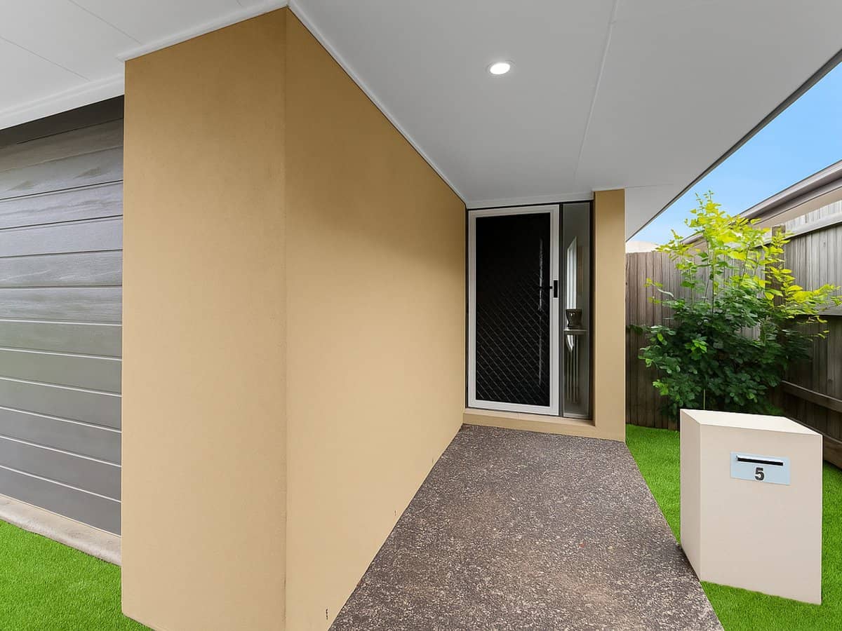 5 Larcom Crescent, REDBANK PLAINS - Thumbnail 2