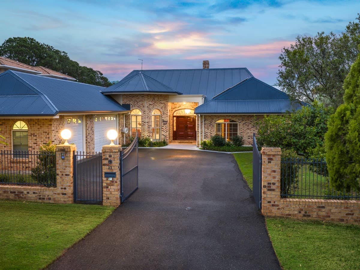 23 Picasso Crescent, CARSELDINE - Thumbnail 3