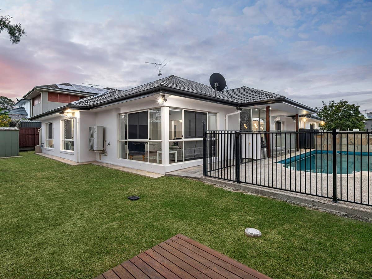 5 Silverbirch Place, BRIDGEMAN DOWNS - Thumbnail 2