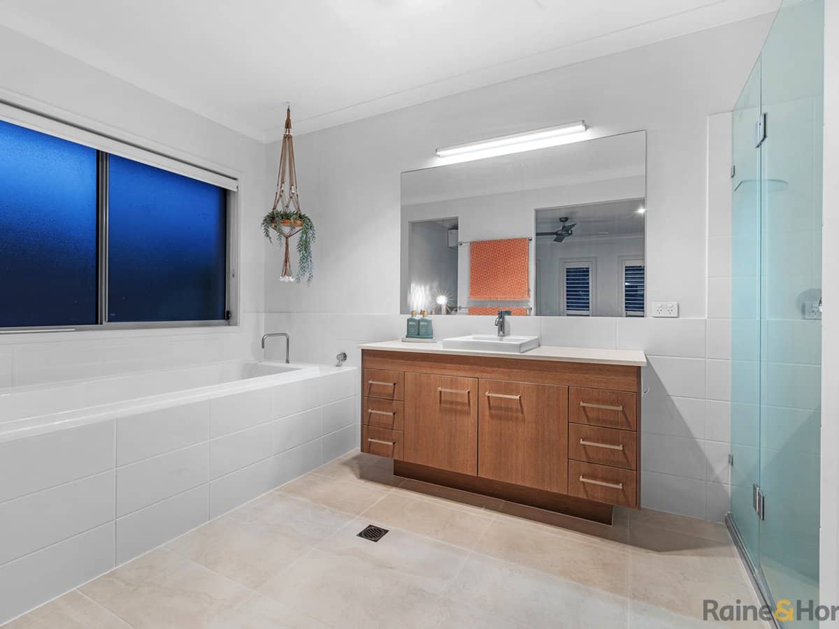 18 Toshack Place, POTTSVILLE - Thumbnail 11