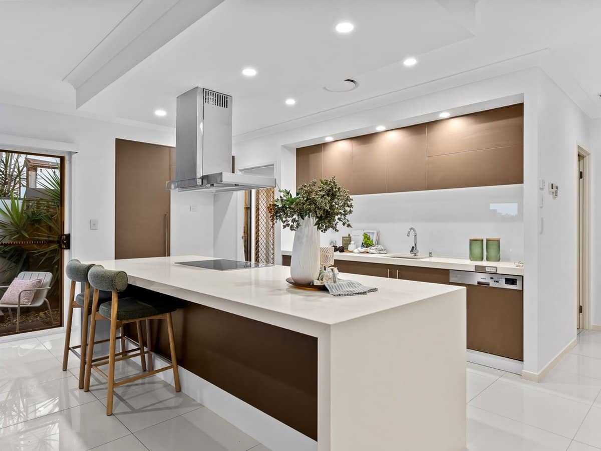 55 Skyview Avenue, ROCHEDALE - Thumbnail 2