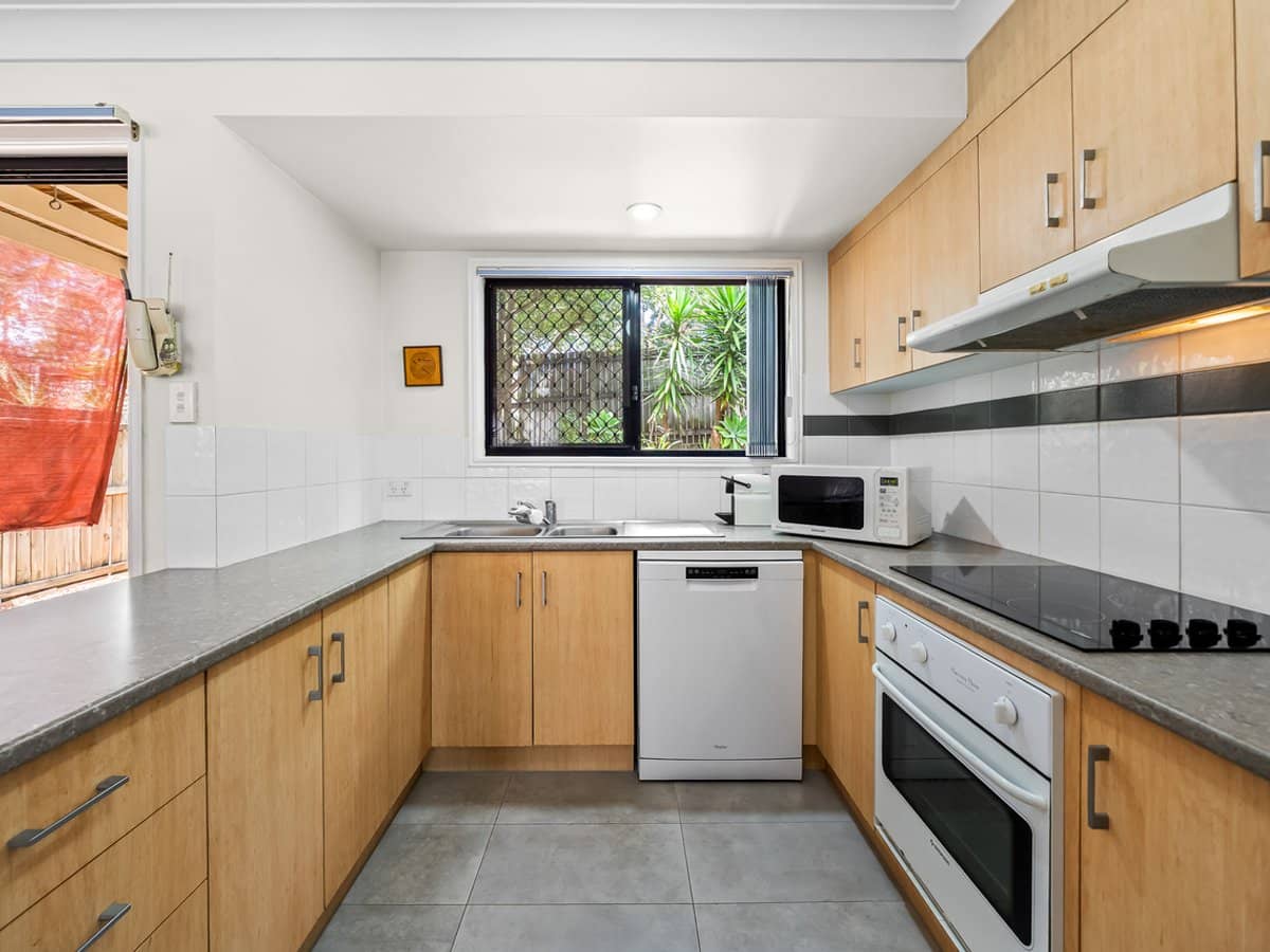 160 Chesterfield Crescent, KURABY - Thumbnail 16