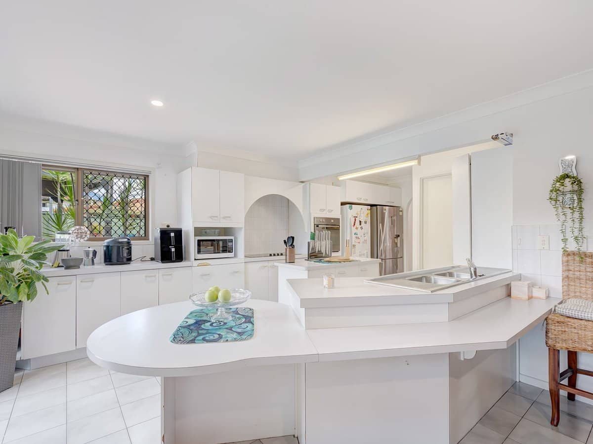 8 Adair Court, SPRINGWOOD - Thumbnail 3