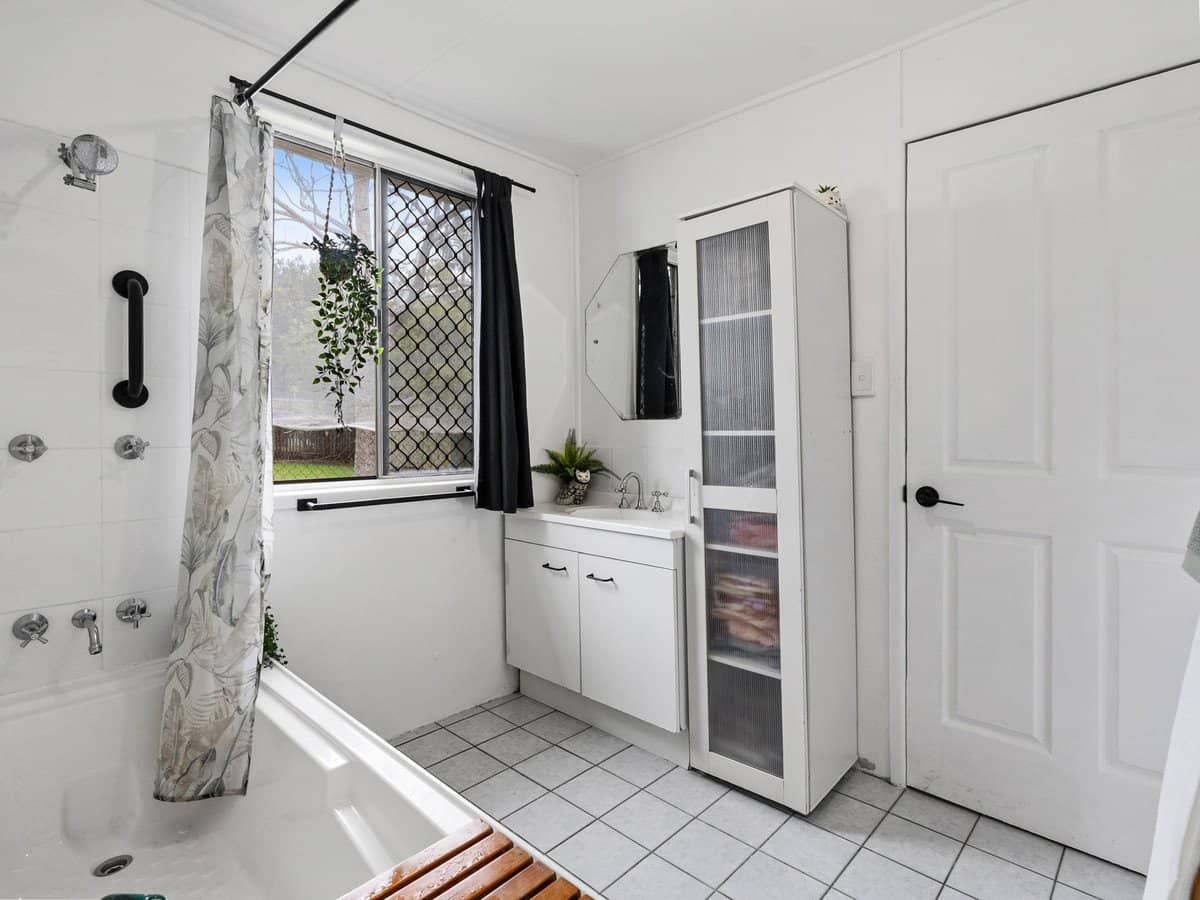 12 Michael Street, REDLAND BAY - Thumbnail 12