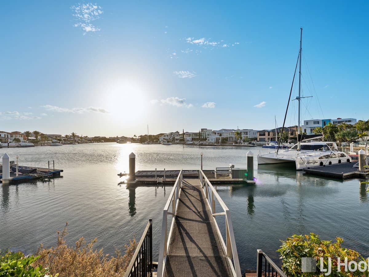 14 Raby Bay Boulevard, RABY BAY - Thumbnail 2