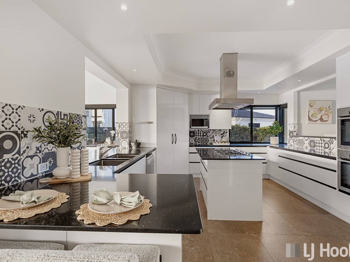 14 Raby Bay Boulevard, RABY BAY - Thumbnail 8