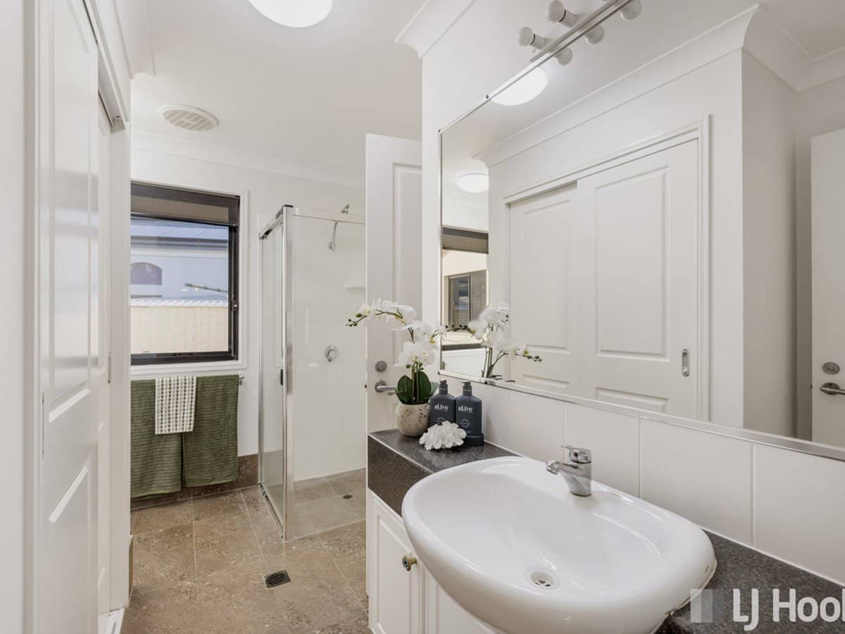 14 Raby Bay Boulevard, RABY BAY - Thumbnail 14