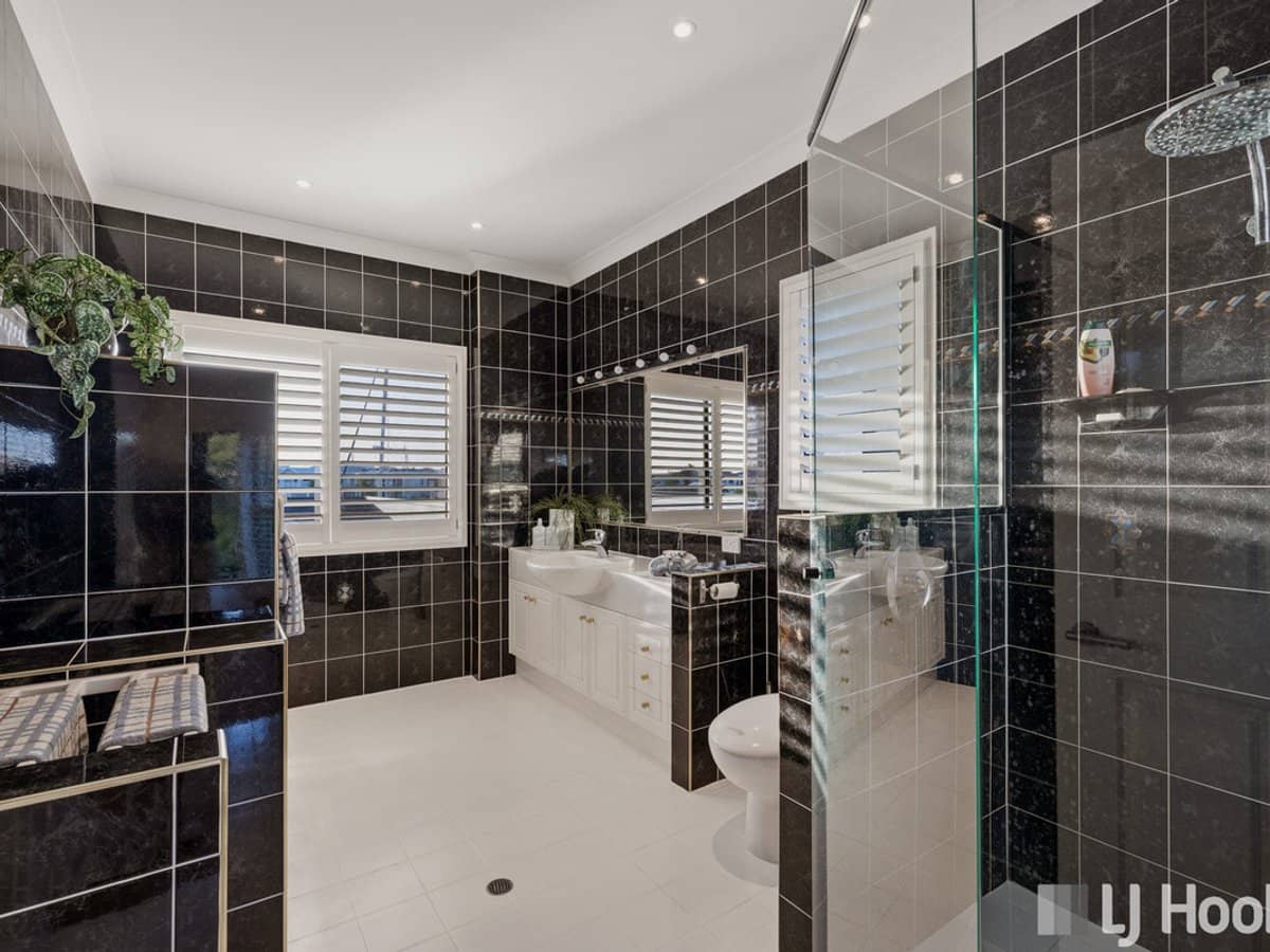 14 Raby Bay Boulevard, RABY BAY - Thumbnail 17