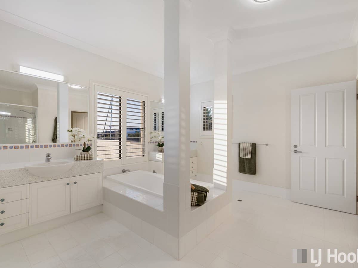 14 Raby Bay Boulevard, RABY BAY - Thumbnail 19