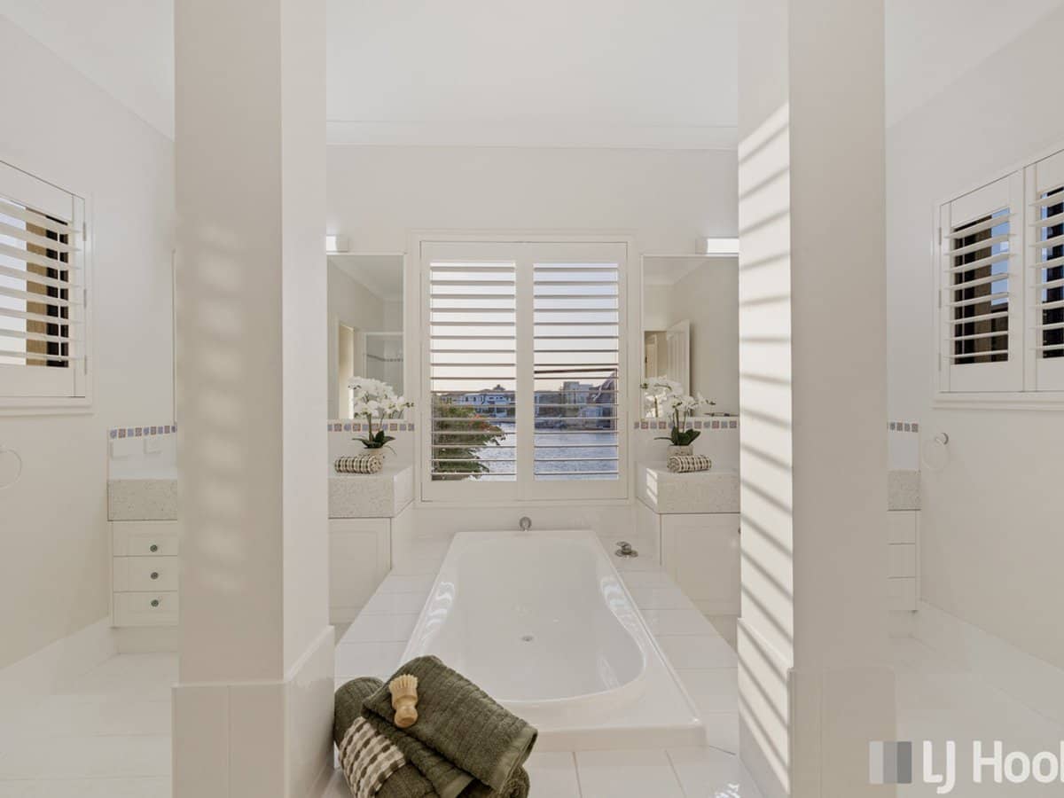 14 Raby Bay Boulevard, RABY BAY - Thumbnail 20