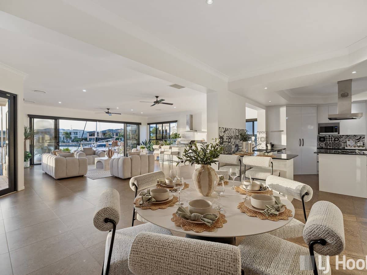 14 Raby Bay Boulevard, RABY BAY - Thumbnail 25