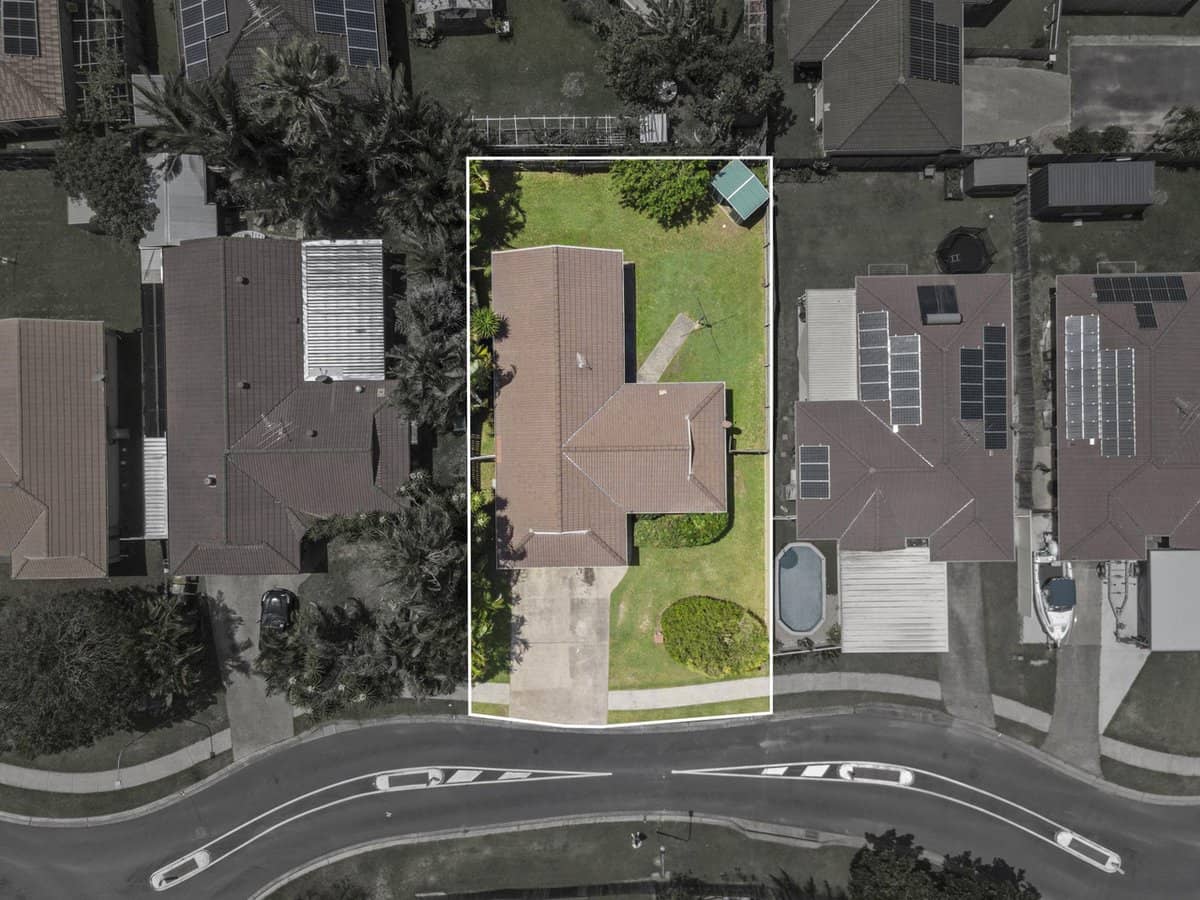 11 Robert South Drive, CRESTMEAD - Thumbnail 1