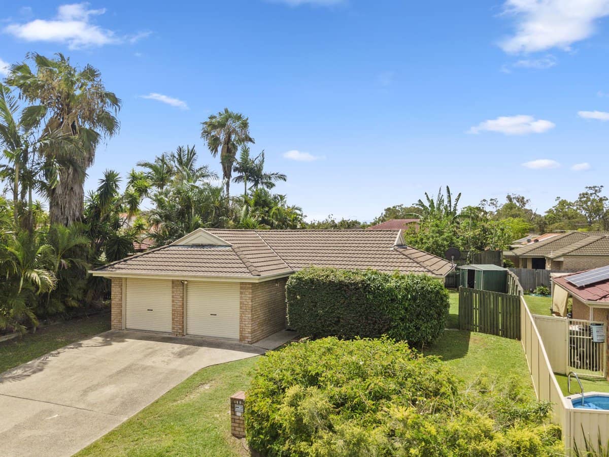 11 Robert South Drive, CRESTMEAD - Thumbnail 2