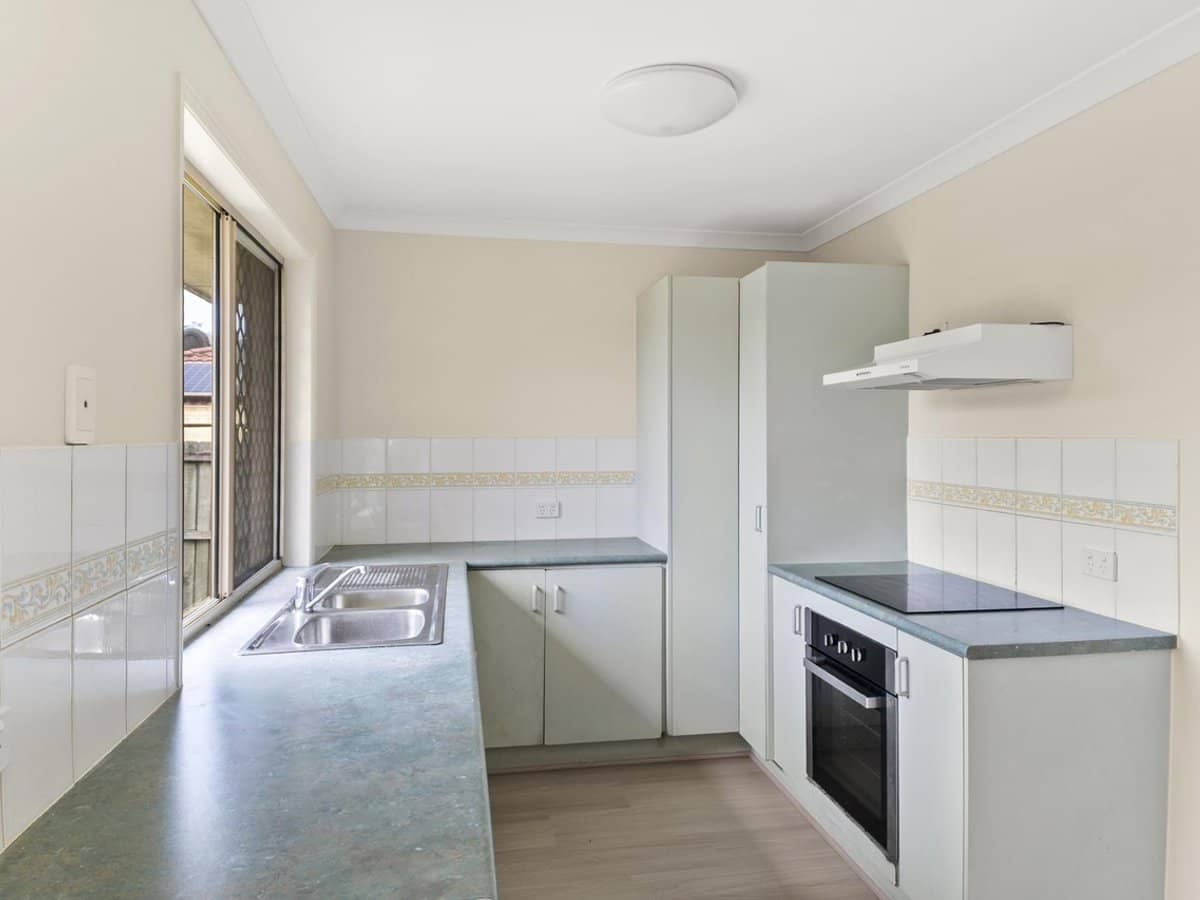 11 Robert South Drive, CRESTMEAD - Thumbnail 3