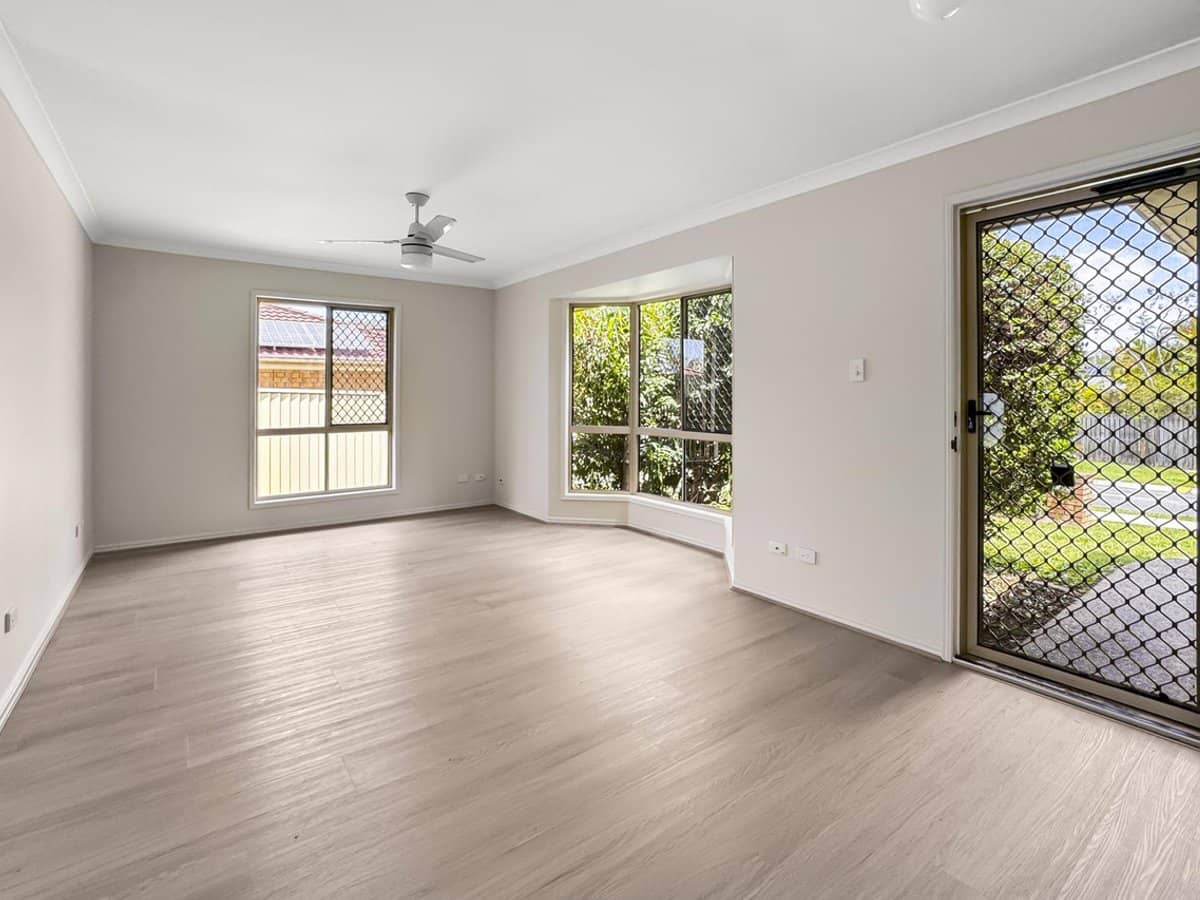 11 Robert South Drive, CRESTMEAD - Thumbnail 4