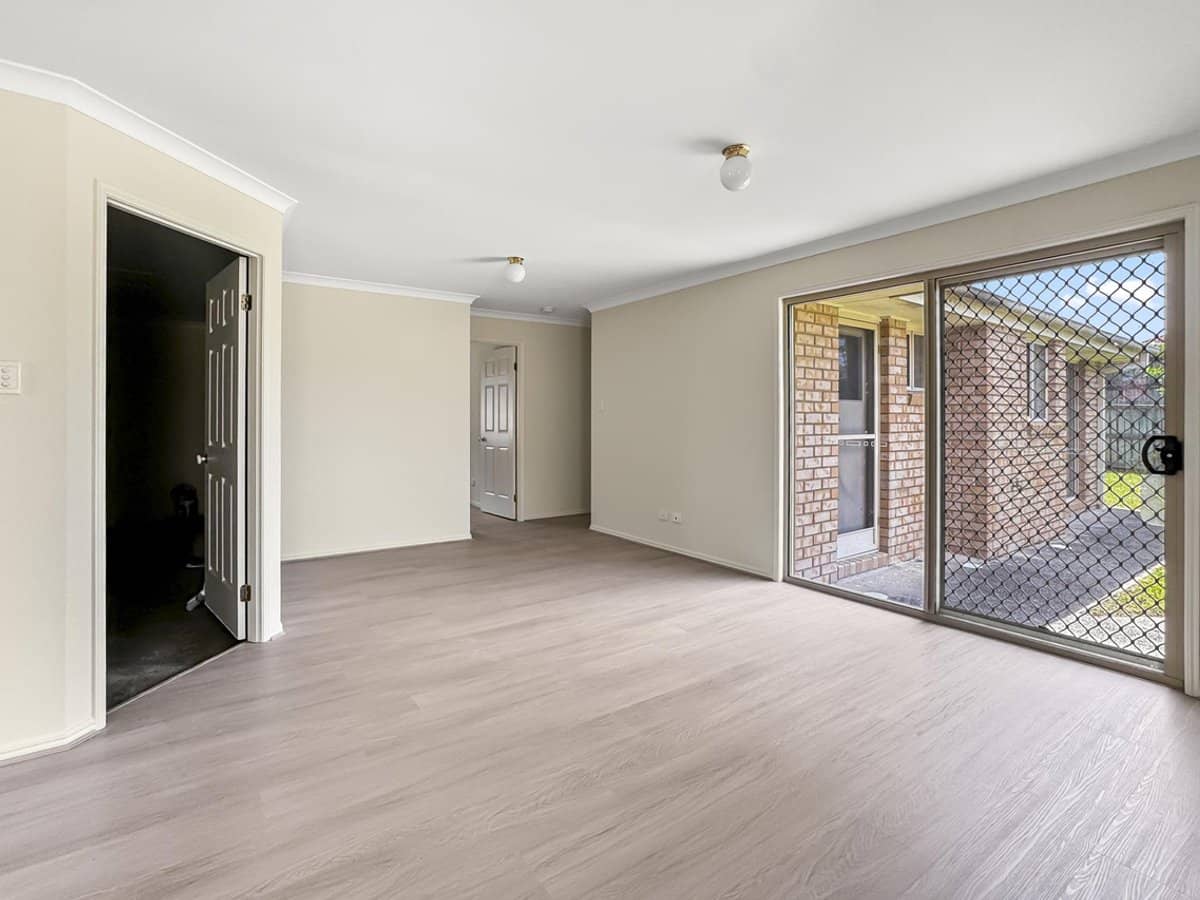 11 Robert South Drive, CRESTMEAD - Thumbnail 5