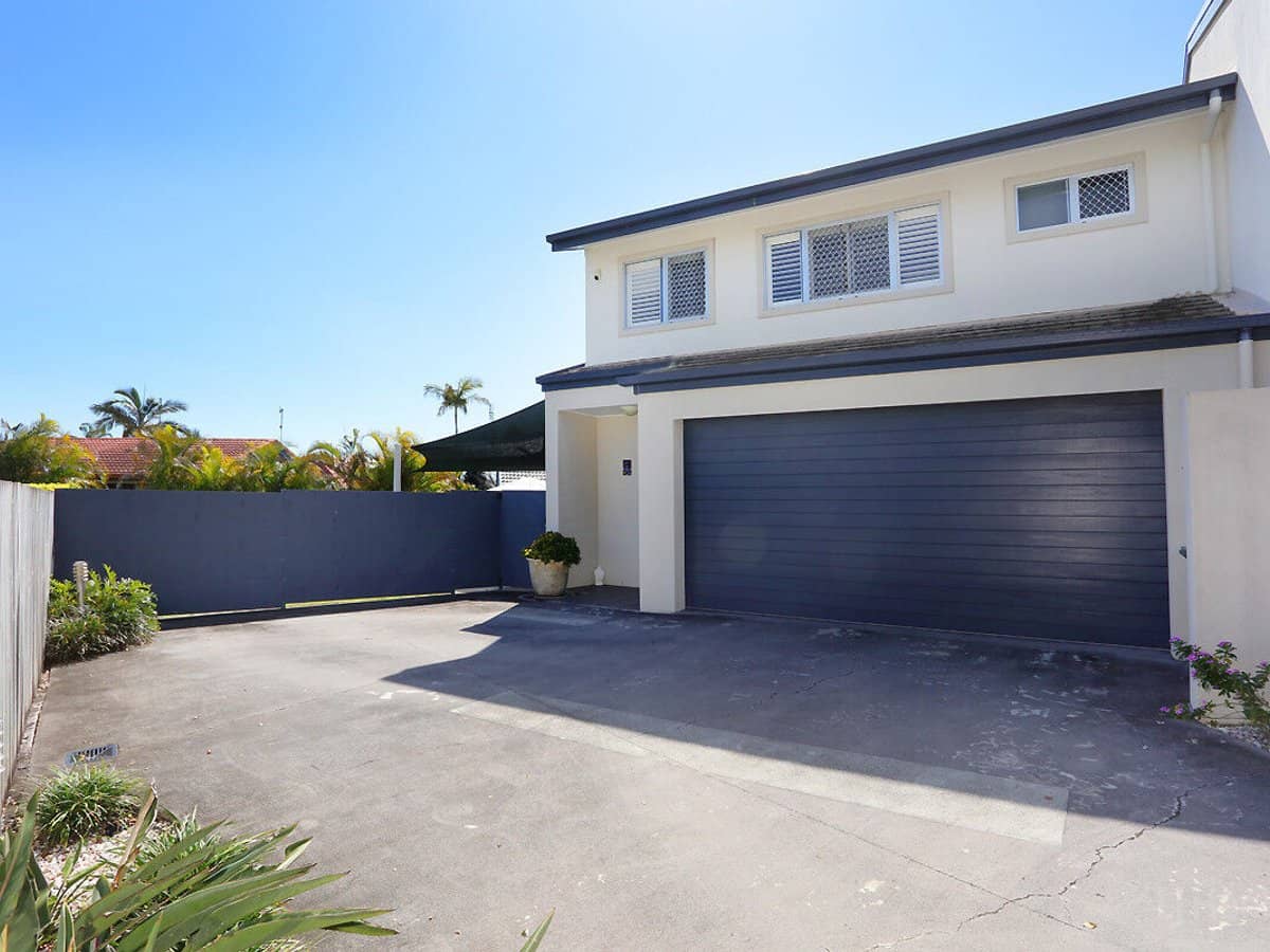 35 Runaway Bay Avenue, RUNAWAY BAY - Thumbnail 1