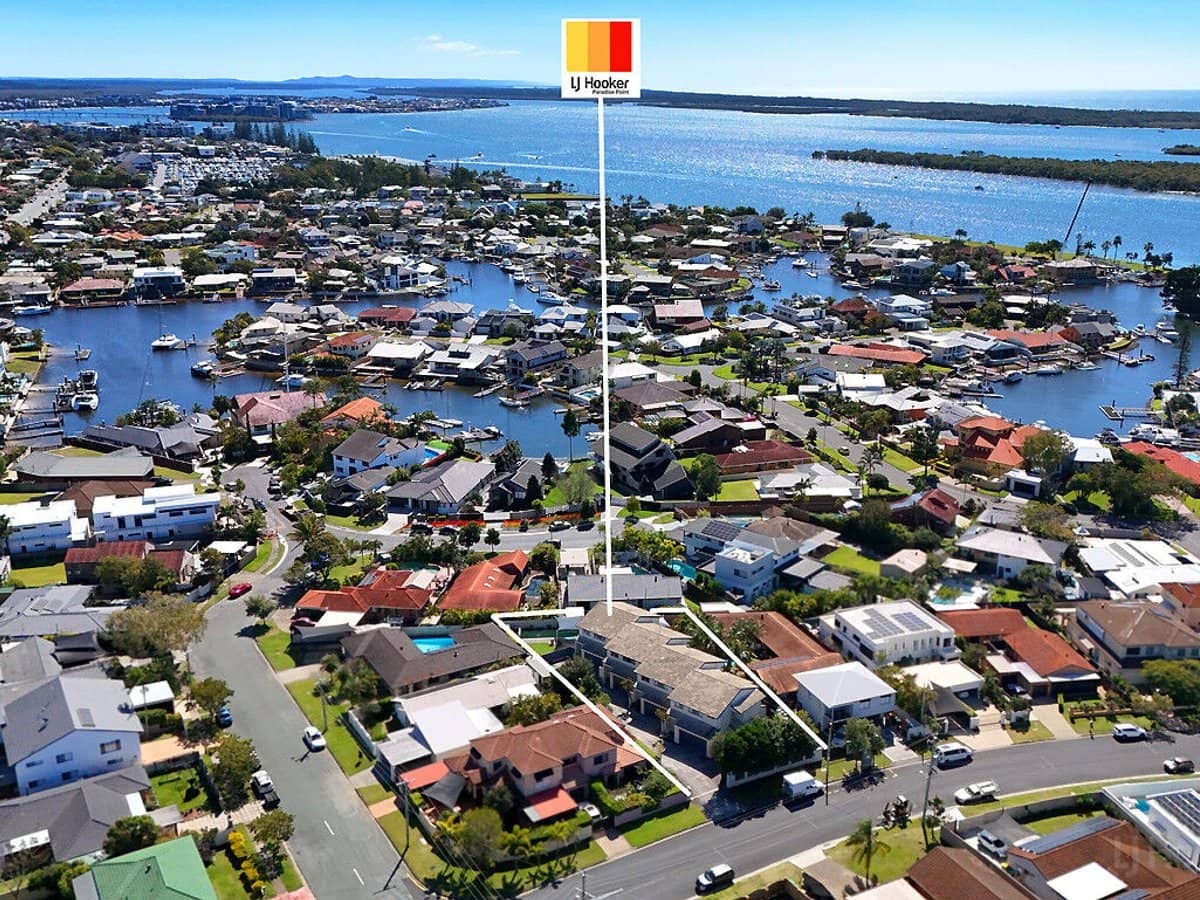 35 Runaway Bay Avenue, RUNAWAY BAY - Thumbnail 2